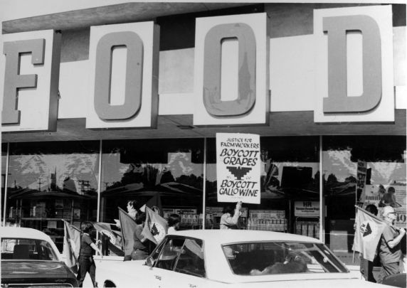 (3702) Gallo Boycott, grocery store pickett (3702) Gallo Boycott, grocery store pickett